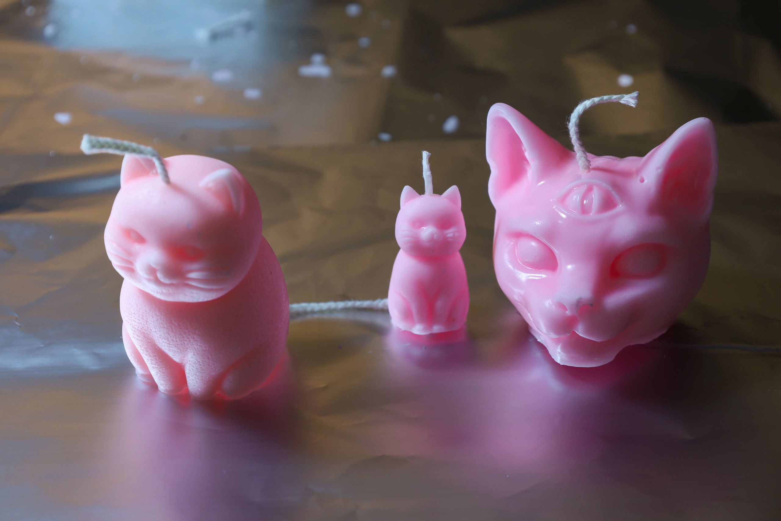 Pink cat-shaped candles set